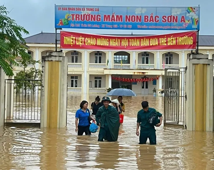 Hà Nội giám sát công tác phòng chống dịch bệnh khu vực ngập lụt- Ảnh 1.