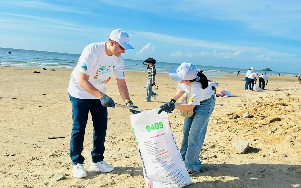 Lãnh đạo và người lao động của LSP cùng tham gia nhặt rác trên bãi biển. Ảnh: Tùng Lâm