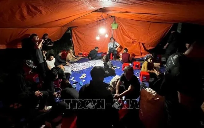 Lực lượng công an bắt quả tang tụ điểm đánh tại khu vực rừng cao su thuộc thôn 3, xã Tánh Linh, tỉnh Lâm Đồng. Ảnh: TTXVN