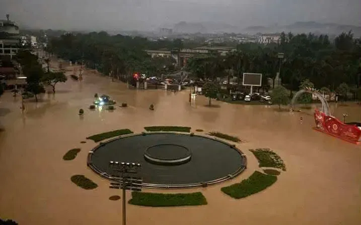 Nước lên gây ngập đường tròn trung tâm Thái Nguyên.