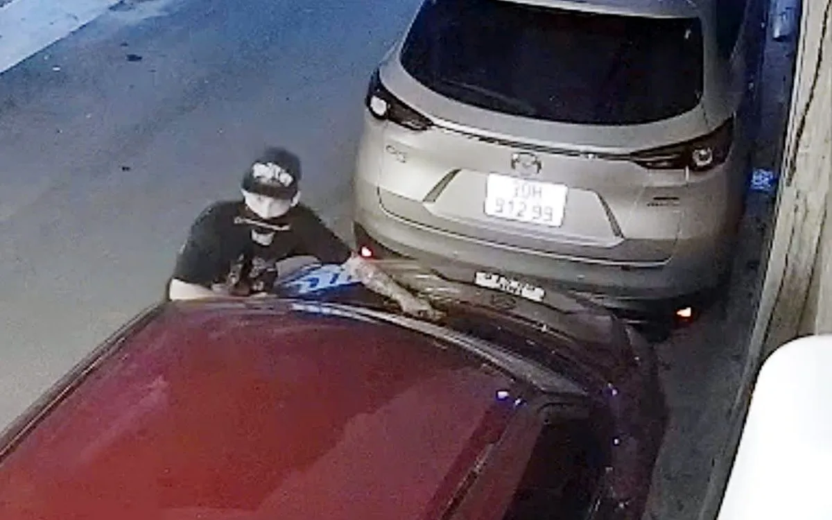 Hình ảnh đối tượng bẻ hàng loạt cần gạt nước ô tô trong đêm.