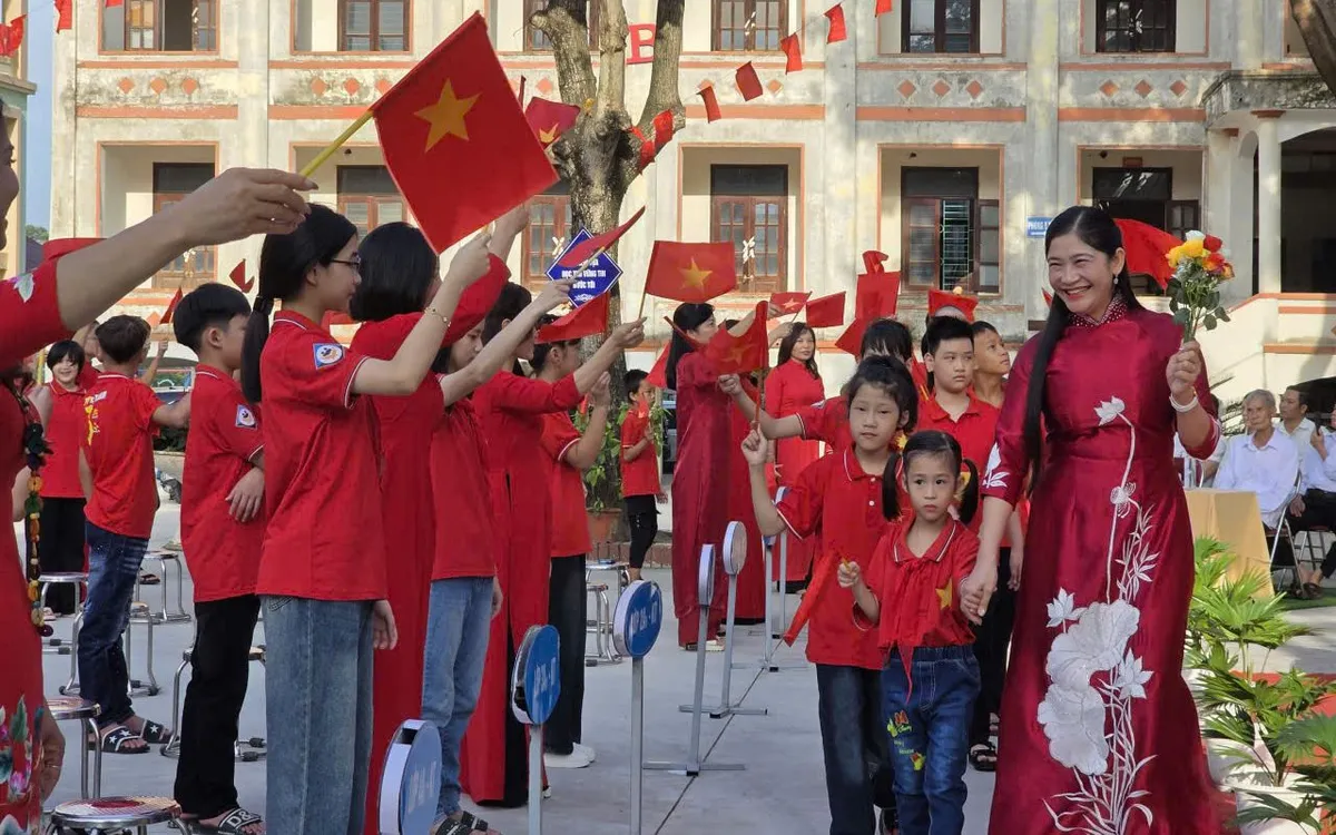 Cô Nguyễn Thị Nghĩa – Hiệu trưởng Trường Giáo dục chuyên biệt Phú Thọ dắt tay các em học sinh lớp 1 bước vào khai giảng trước sự hân hoan của các em lớp 2,3,4,5 và các thầy cô.