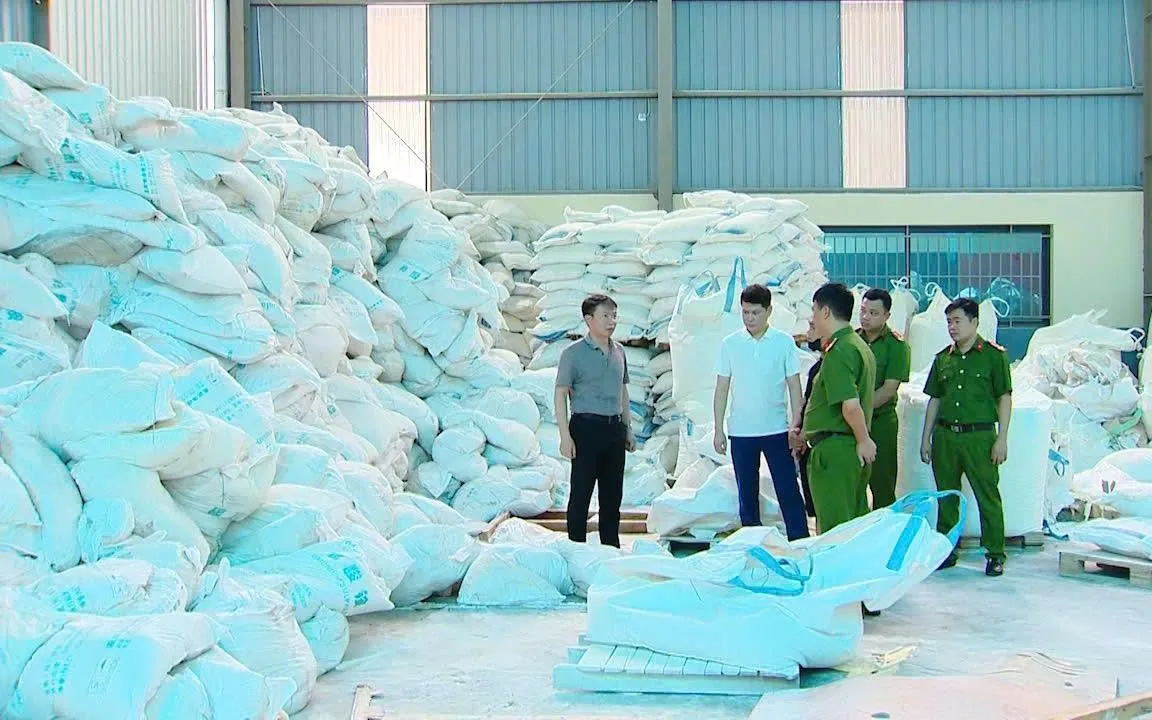 Giám đốc Công an tỉnh Phú Thọ Nguyễn Minh Tuấn trực tiếp chỉ đạo lực lượng chức năng tiến hành kiểm tra, khám xét tại kho hàng của công ty TNHH TOMOKEN Việt Nam. Ảnh: CA Phú Thọ.