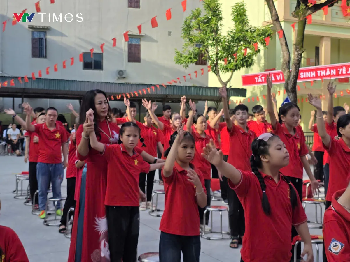 Lễ khai giảng đặc biệt của học sinh khuyết tật Đất Tổ - Ảnh 2.