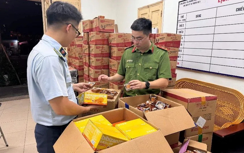 Công an phường bàn giao tang vật cho Đội Quản lý thị trường số 2 để xác minh, xử lý theo quy định.