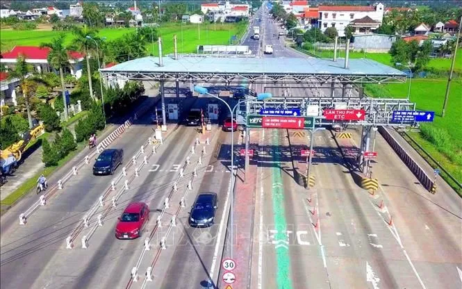 Trạm thu phí BOT Thiên Tân, xã Tư Nghĩa, tỉnh Quảng Ngãi miễn thu phí cho các phương tiện vận chuyển hàng cứu trợ đồng bào vùng bão, lũ. Ảnh: Lê Phước Ngọc/TTXVN