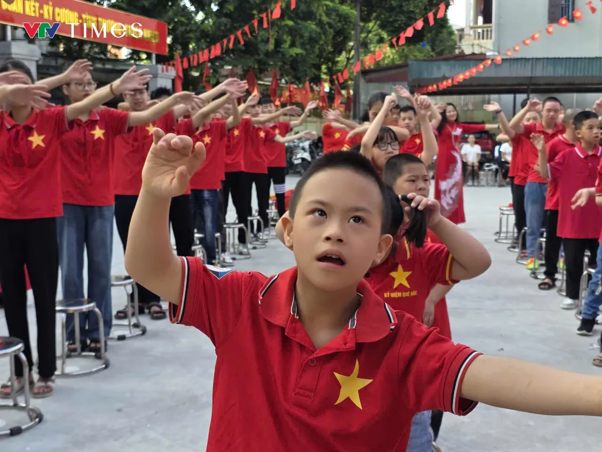 Lễ khai giảng đặc biệt của học sinh khuyết tật Đất Tổ - Ảnh 3.