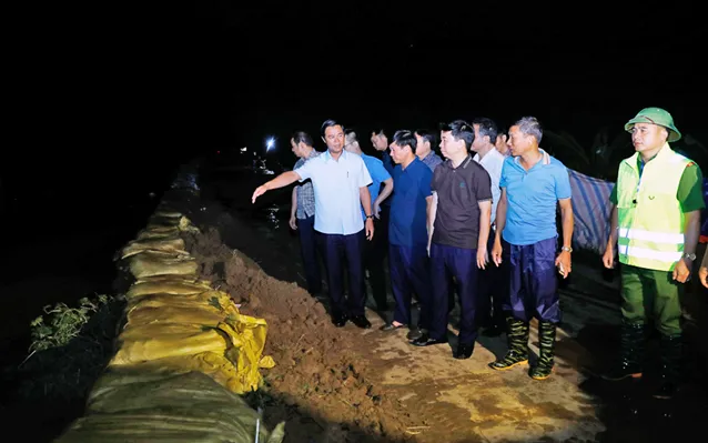 Đoàn công tác kiểm tra tuyến đê tả Cầu qua xã Hợp Thịnh. 