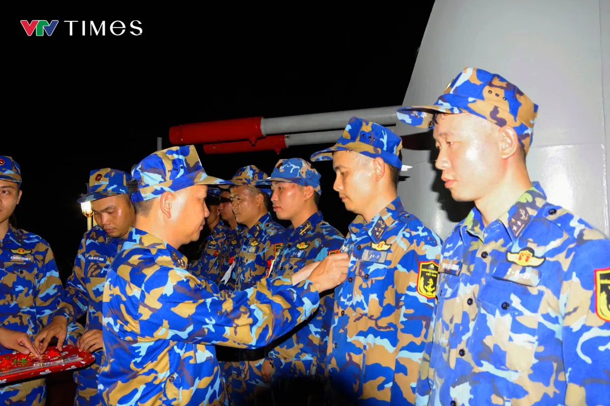 Vùng 2 Hải quân kiểm tra bắn đạn thật trên biển đạt kết quả 100% khá giỏi- Ảnh 5.