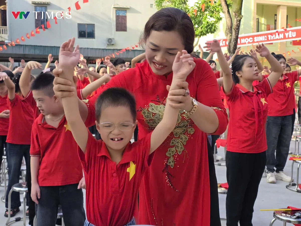 Lễ khai giảng đặc biệt của học sinh khuyết tật Đất Tổ - Ảnh 4.
