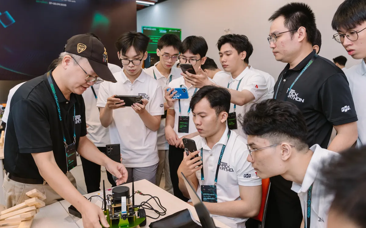 Tham gia cuộc thi, các bạn sinh viên thực hiện phần thi code trong 27 tiếng liên tục