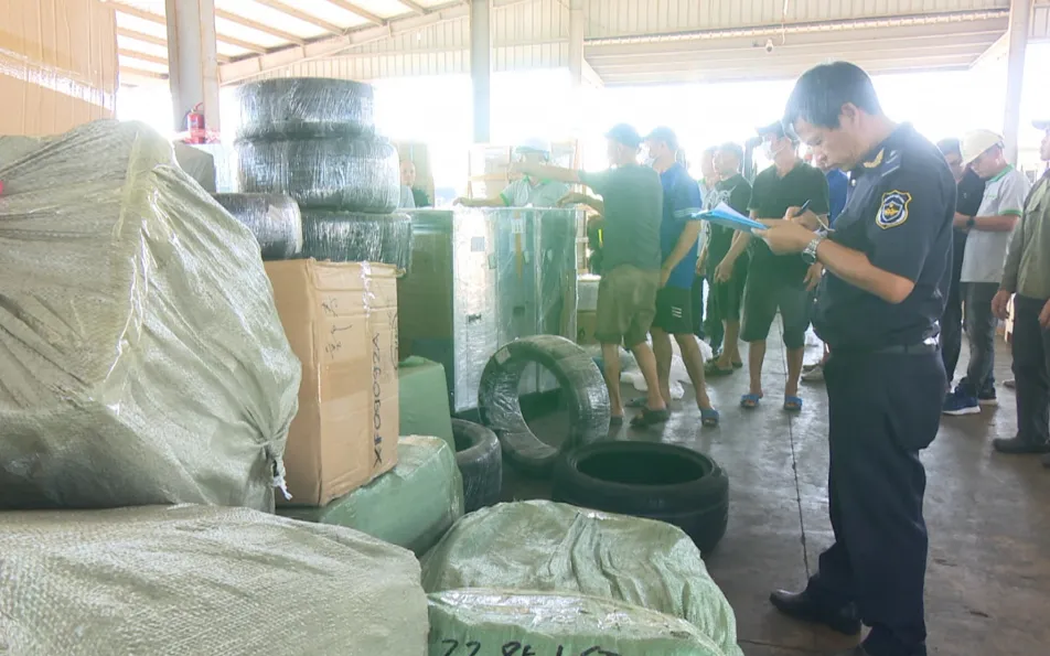 Hàng hóa trên các xe container. Ảnh: Trang TTĐT Công an Hải Phòng