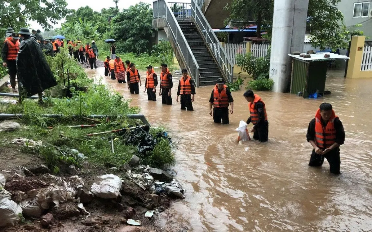 Cán bộ, chiến sĩ tham gia ứng phó với mưa lớn, ngập lụt. (Ảnh: Quốc Tùng)