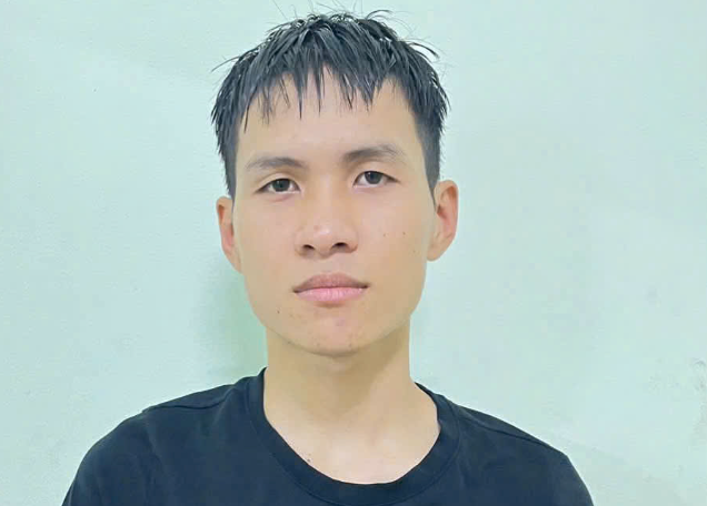 Lợi dụng cửa cuốn chưa đóng hết, lẻn vào nhà trọ trộm xe máy - Ảnh 1.