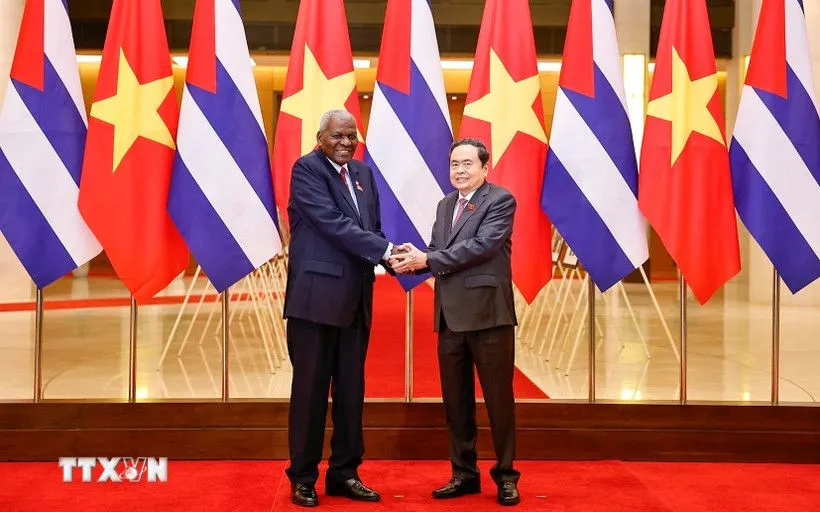 Chủ tịch Quốc hội Trần Thanh Mẫn đón Chủ tịch Quốc hội Cuba Esteban Lazo Hernández. (Ảnh: TTXVN)