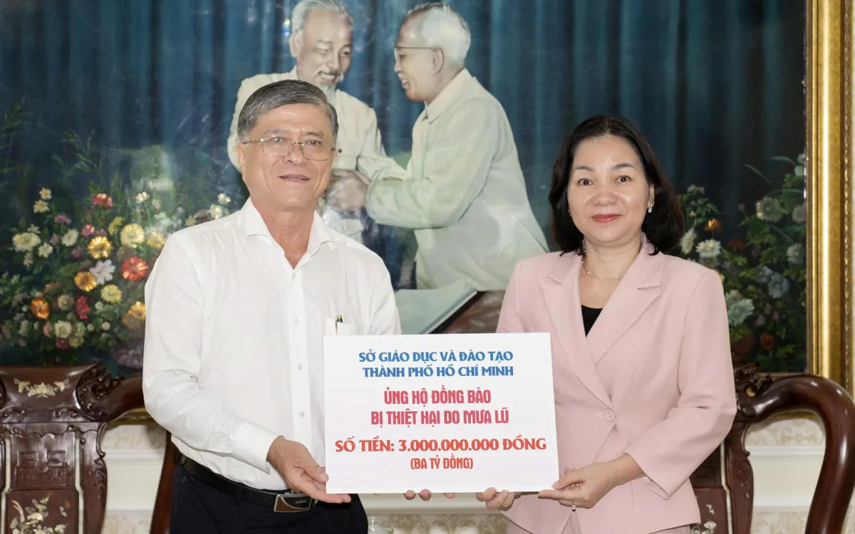 Phó Chủ tịch Thường trực Ủy ban MTTQ Việt Nam TP Hồ Chí Minh Trương Thị Bích Hạnh tiếp nhận số tiền ủng hộ từ Giám đốc Sở Giáo dục và Đào tạo Nguyễn Văn Hiếu - Ảnh: MTTQ