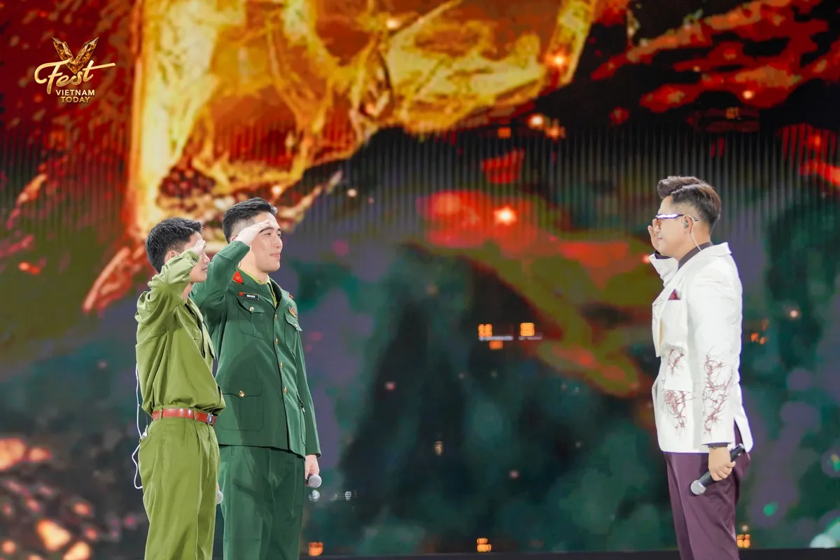 Trọn vẹn màn song ca 'Còn gì đẹp hơn' của Nguyễn Hùng và Vũ.- Ảnh 6.