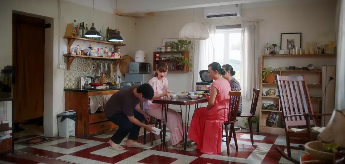 Gió ngang khoảng trời xanh - Tập 24: Tặng dây chuyền hơn 100 triệu, 'tổng tài' qua đêm ở phòng trọ của Ngân - Ảnh 11.