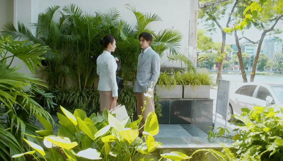 Gió ngang khoảng trời xanh - Tập 24: Tặng dây chuyền hơn 100 triệu, 'tổng tài' qua đêm ở phòng trọ của Ngân - Ảnh 2.