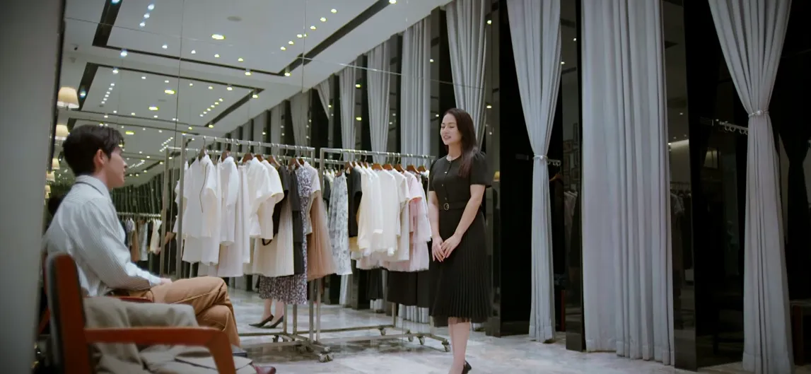 Gió ngang khoảng trời xanh - Tập 25: Bạn trai quẹt thẻ không nhìn giá, còn pha nước ngâm chân khiến Ngân say đắm- Ảnh 1.