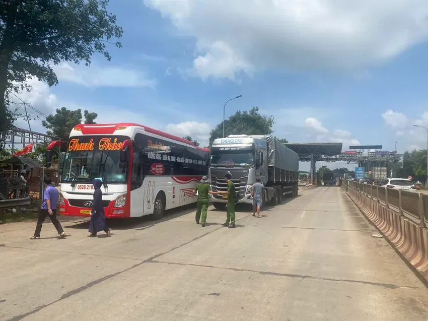 Bắt khẩn cấp 2 tài xế và 1 phụ xe chặn xe, đánh nhau gây ùn tắc Quốc lộ 14 - Ảnh 2.