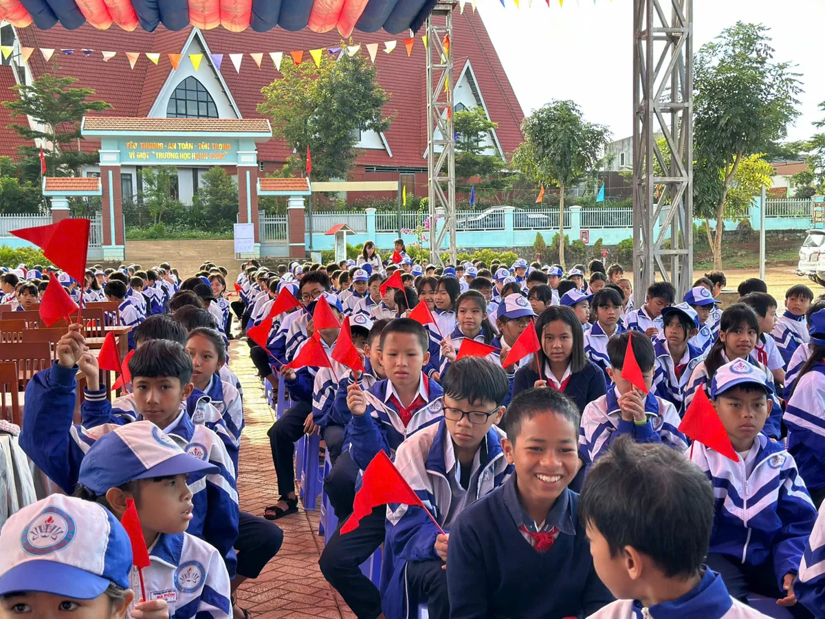 Học sinh vùng biên và cao nguyên rộn ràng khai giảng năm học mới - Ảnh 1.
