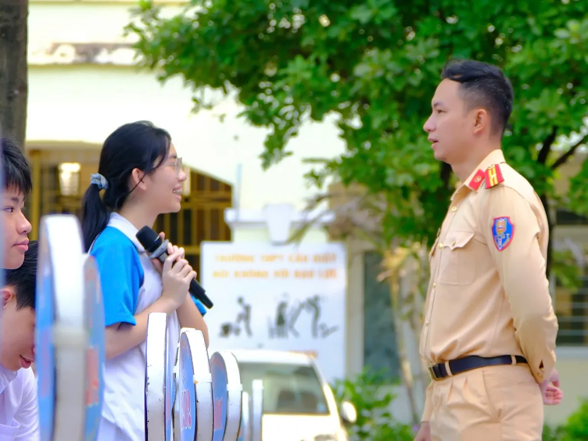 Hà Nội tuyên truyền ATGT cho hơn 5.500 học sinh, giáo viên ba cấp học - Ảnh 2.