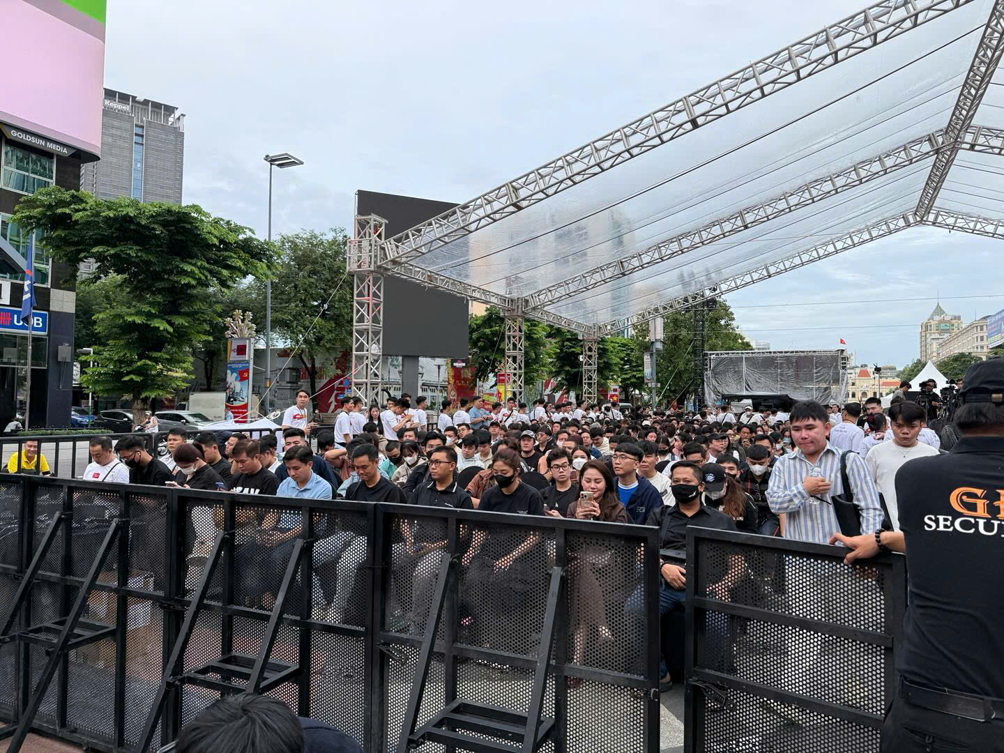 Người dùng Việt lần đầu cầm iPhone 17 ngay ngày mở bán toàn cầu - Ảnh 2.