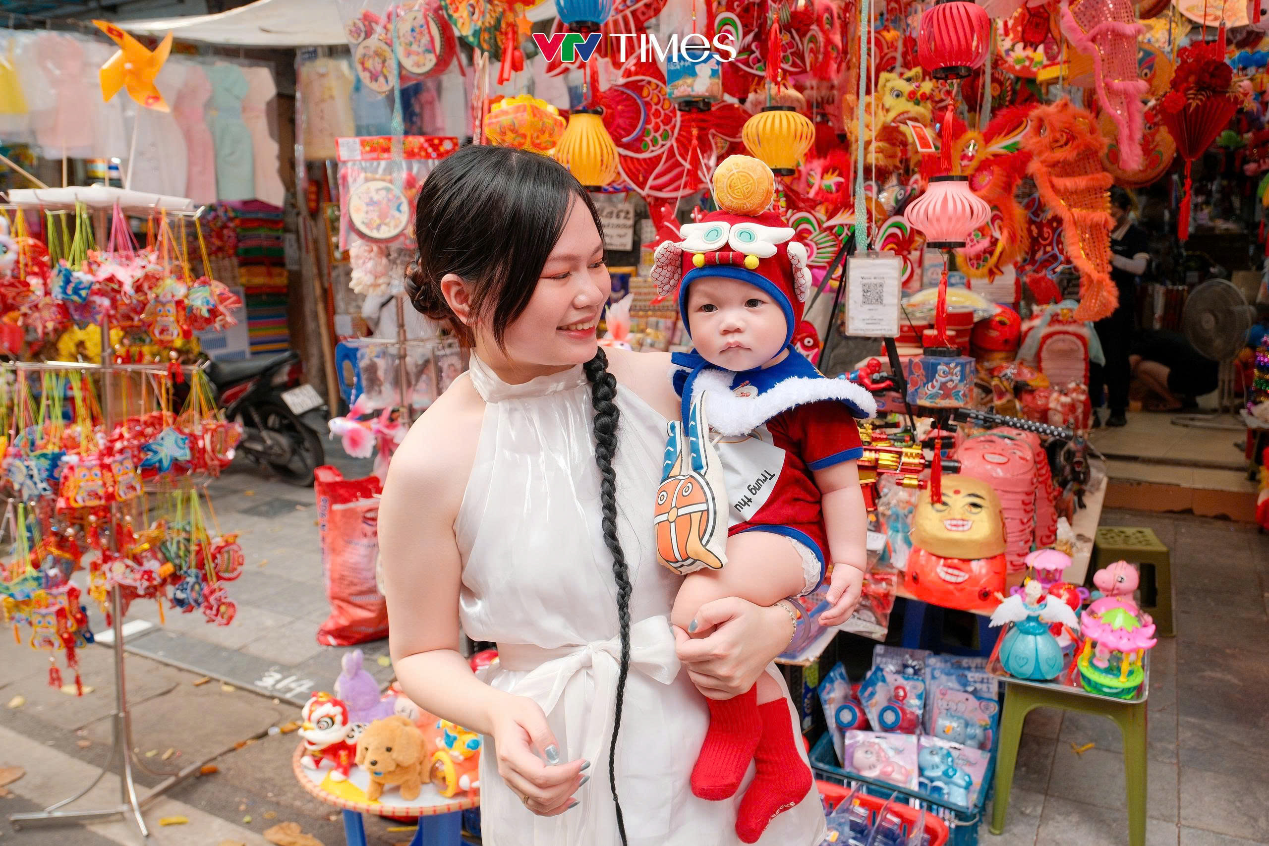 Giới trẻ nô nức “săn ảnh” mùa Trung thu - Ảnh 1.