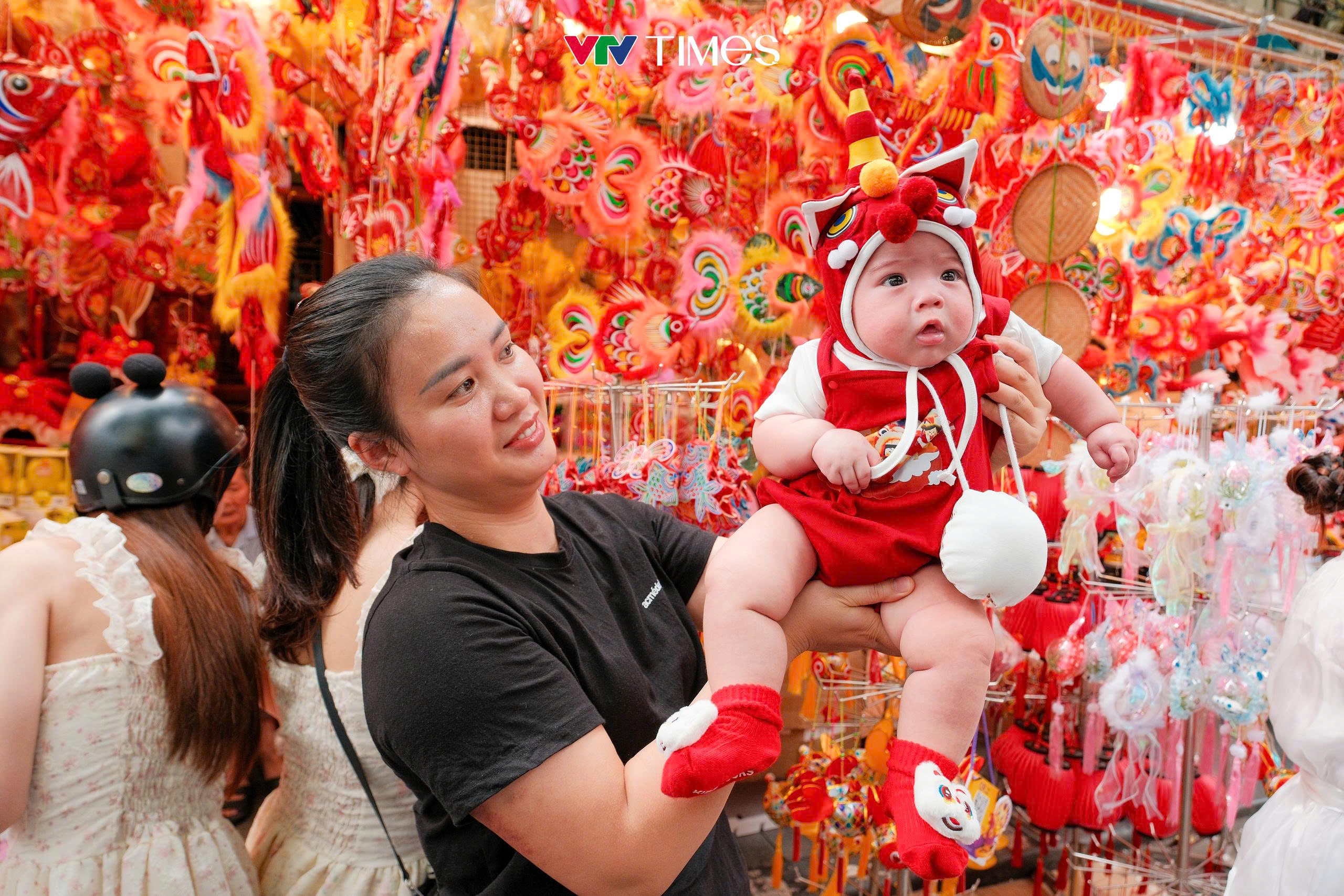 Giới trẻ nô nức “săn ảnh” mùa Trung thu - Ảnh 2.