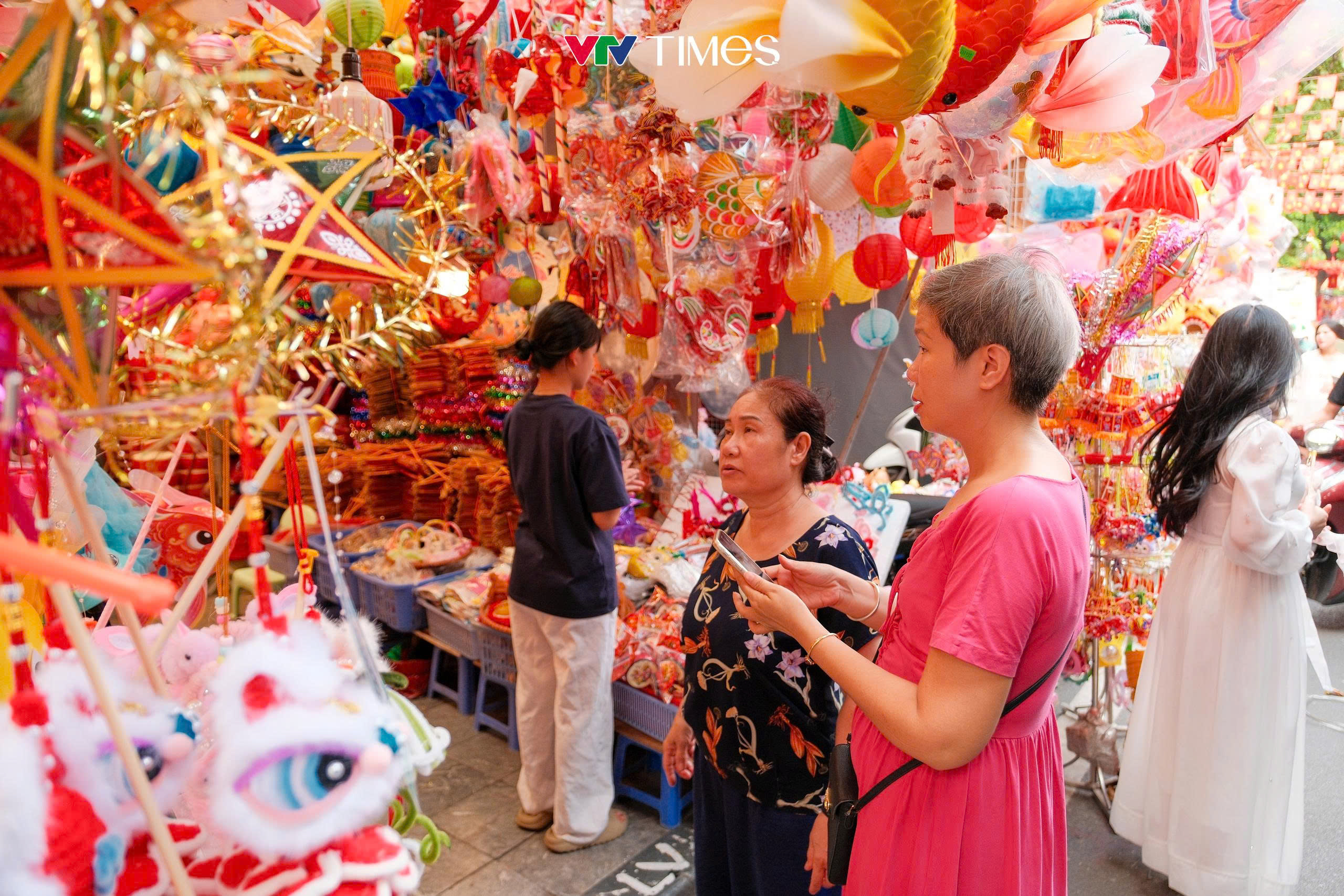 Phố Hàng Mã nhộn nhịp mua sắm đồ trang trí Trung thu - Ảnh 7.