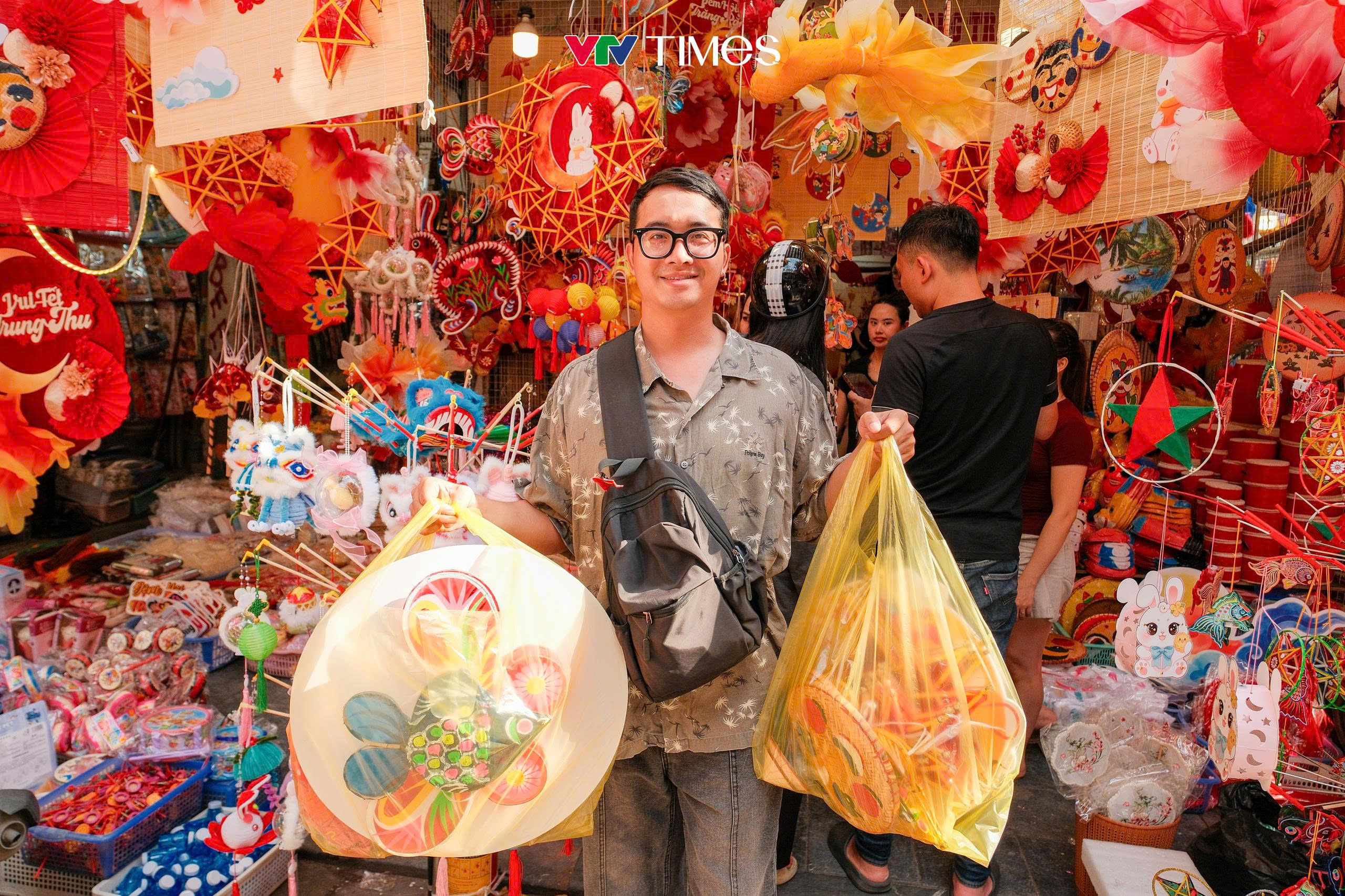 Phố Hàng Mã nhộn nhịp mua sắm đồ trang trí Trung thu - Ảnh 6.