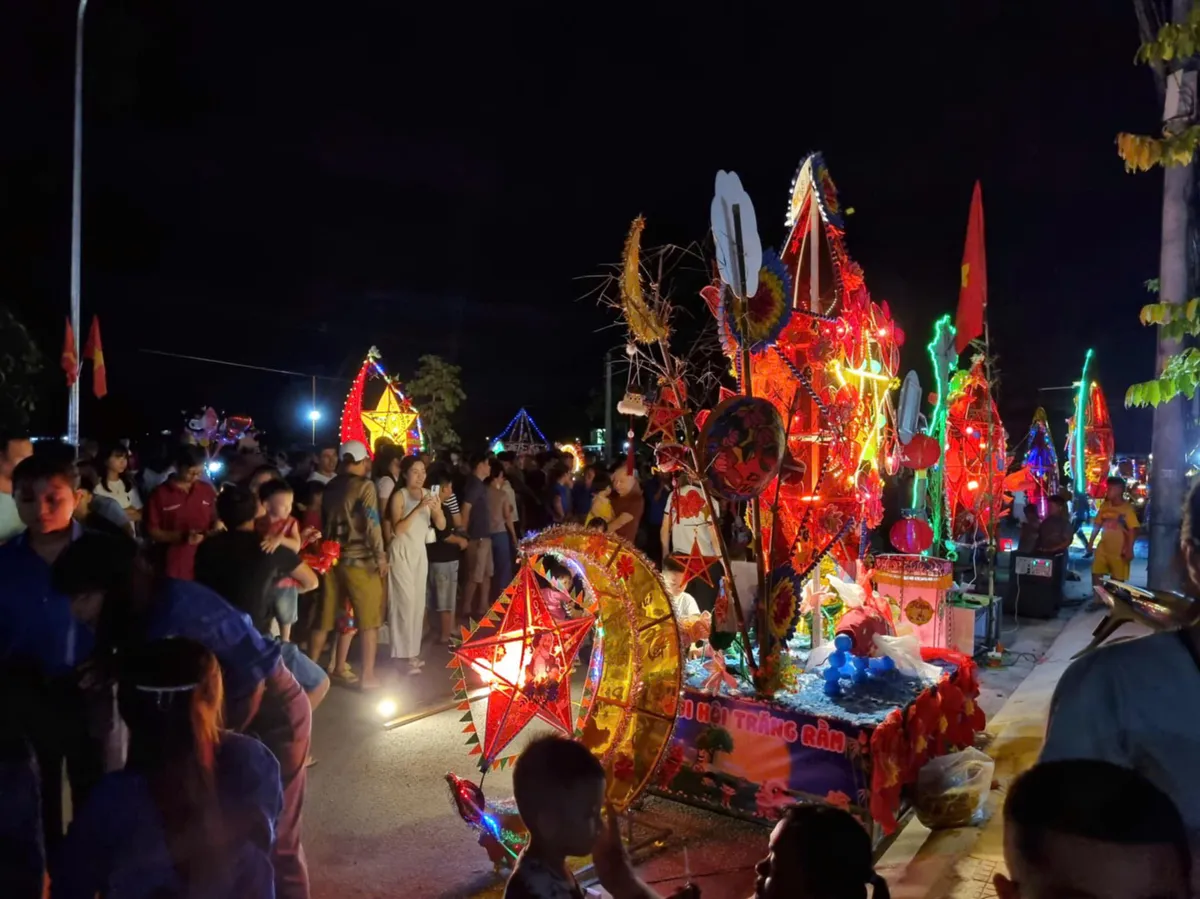 Khánh Hoà: Sắc màu lồng đèn truyền thống ở thành cổ Diên Khánh- Ảnh 3.