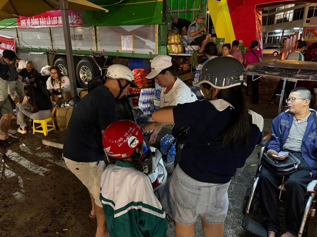 Đắk Lắk: Người dân quyên góp hỗ trợ đồng bào vùng lũ lụt - Ảnh 1.