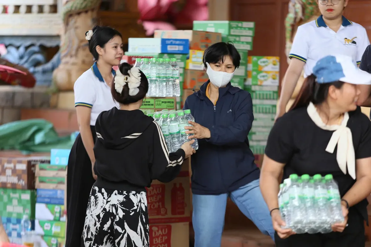 Đắk Lắk: Người dân quyên góp hỗ trợ đồng bào vùng lũ lụt - Ảnh 2.